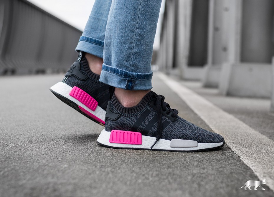 Adidas nmd r2 women's black pink best sale